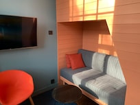 Sofa under trappen til hems