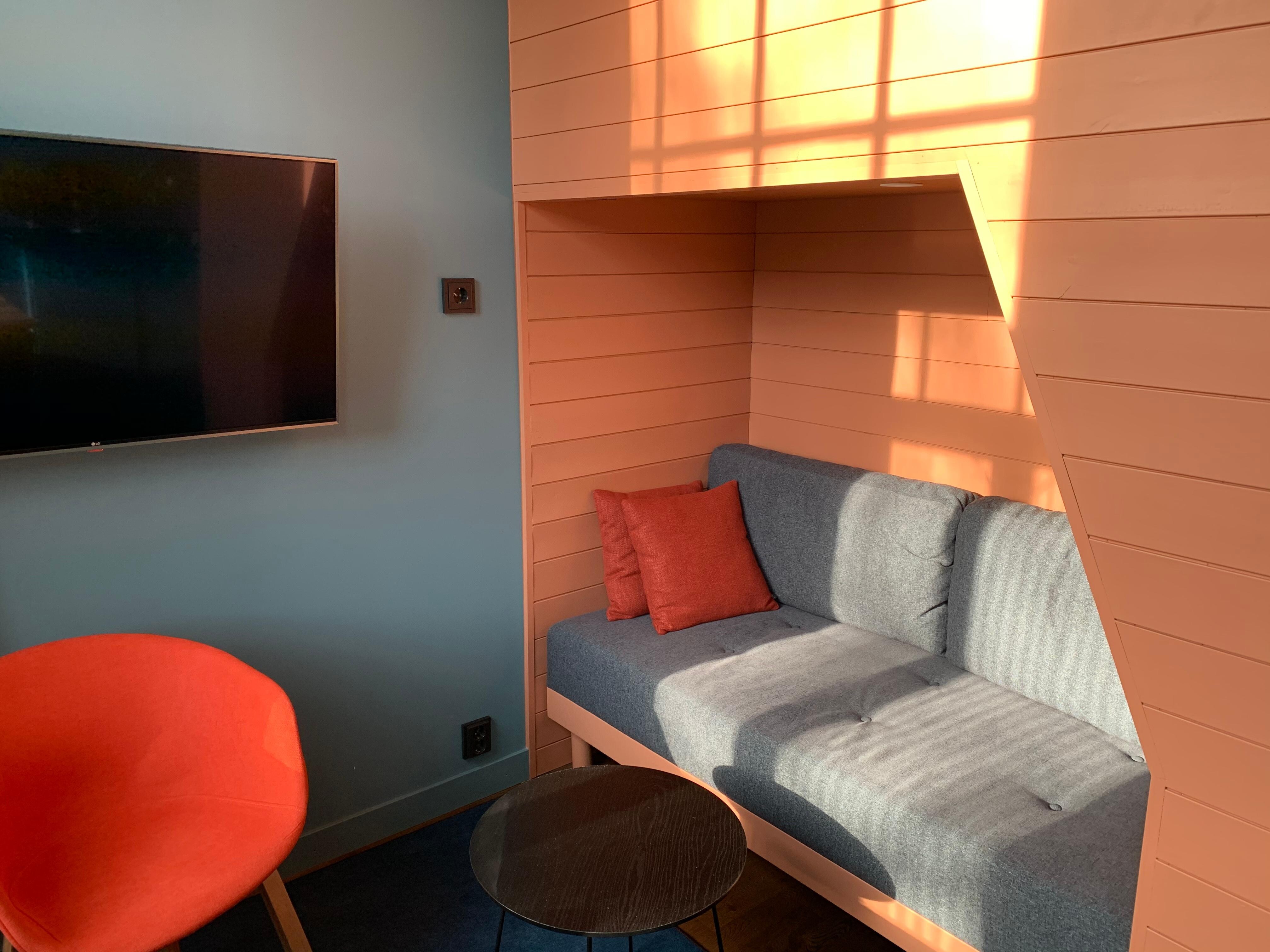 Sofa under trappen til hems