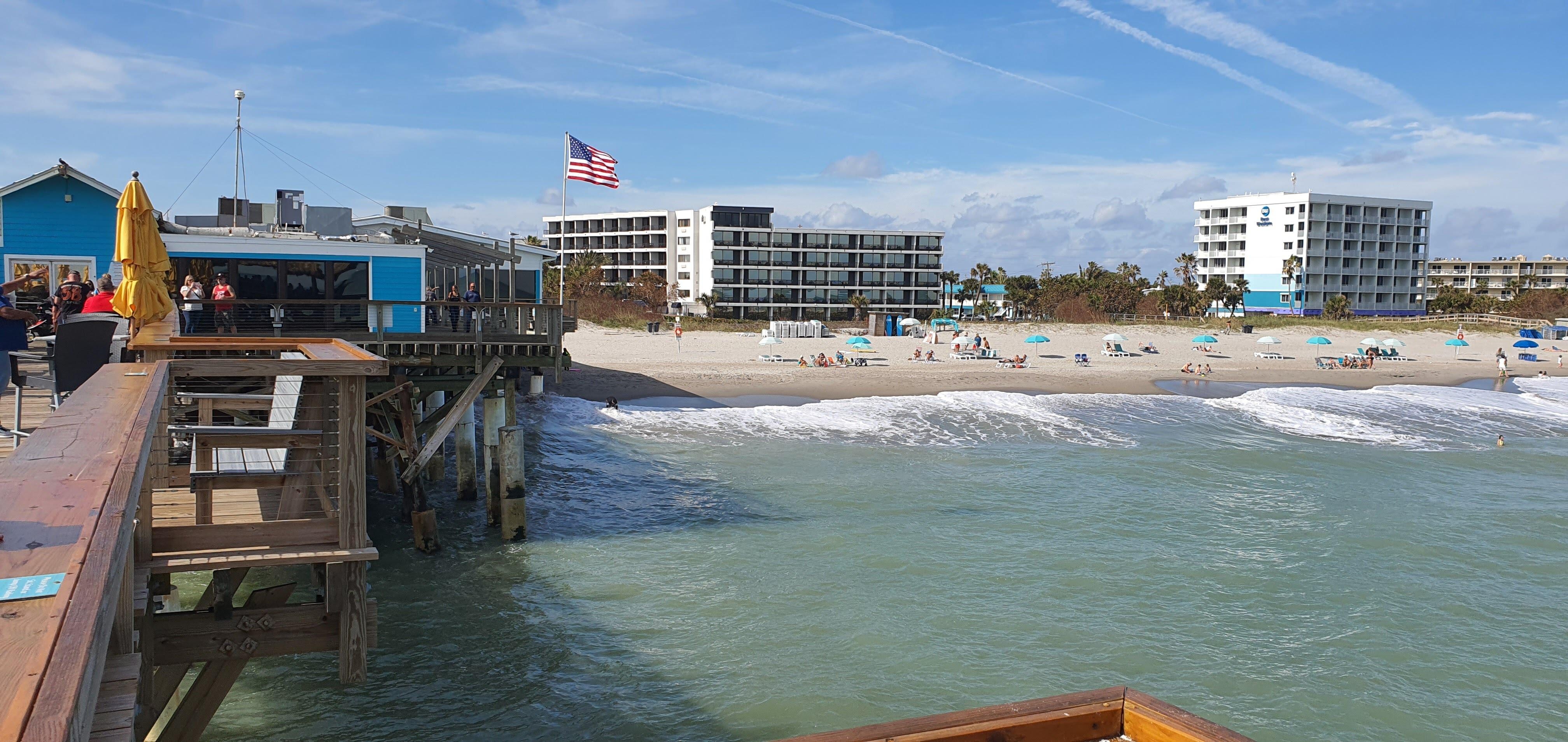 Hotellet sett fra piren (til venstre)