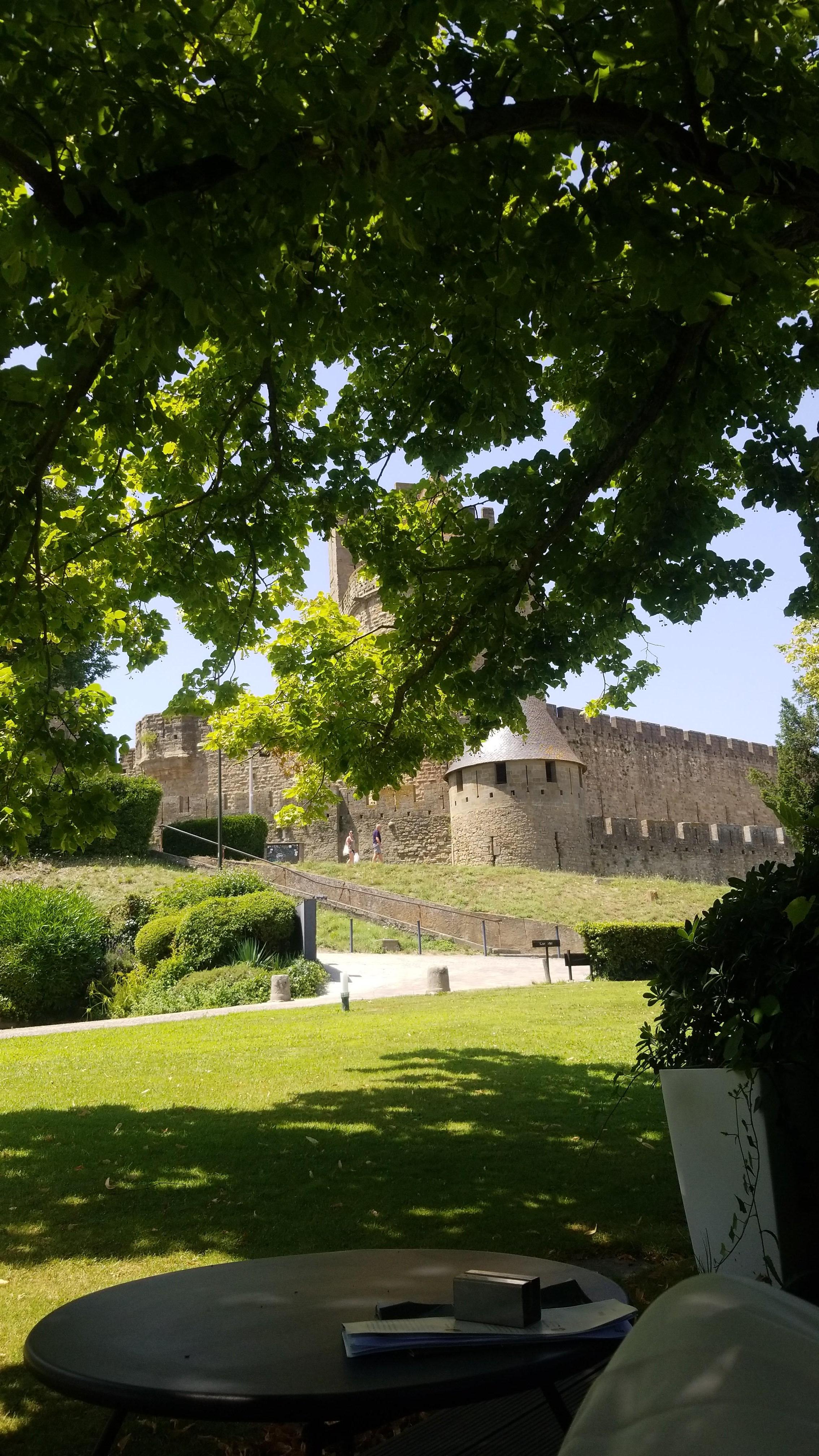 Vue de l'hôtel sur la cité médiévale de Carcassonne.