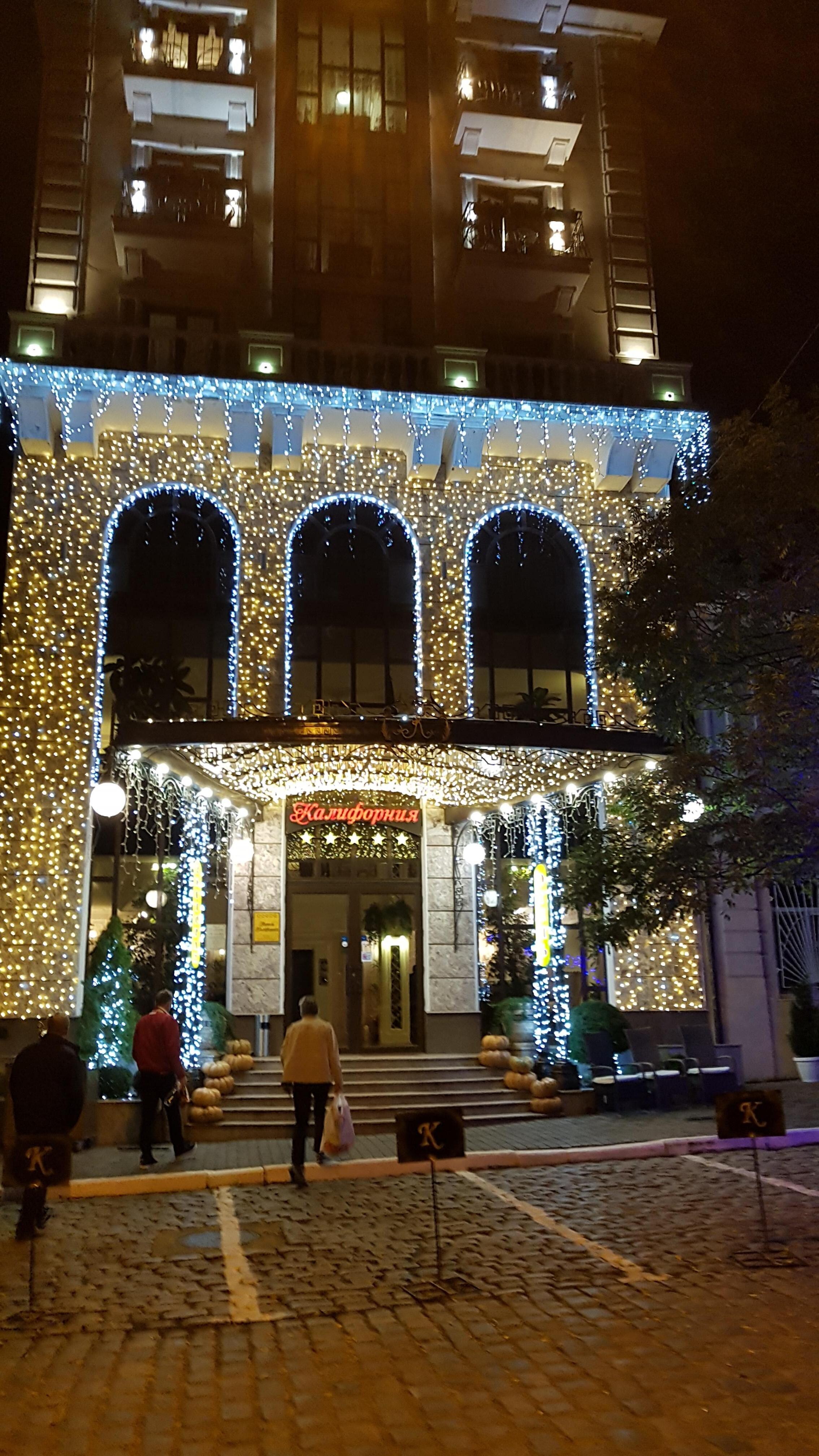 Masse lys på utsiden av hotellet.