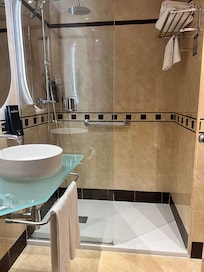 Banheiro sem cortina de plástico