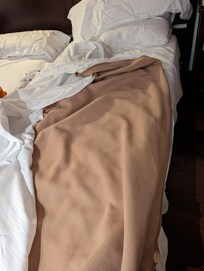 Decke aus 2 Laken und einer Wolldecke