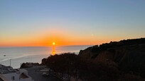 Auringonnousu huoneen parvekkeelta