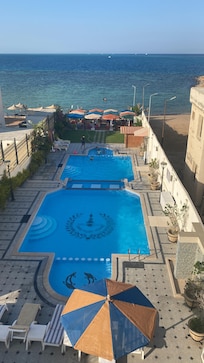 Vista desde la habitación, piscina y playa privada