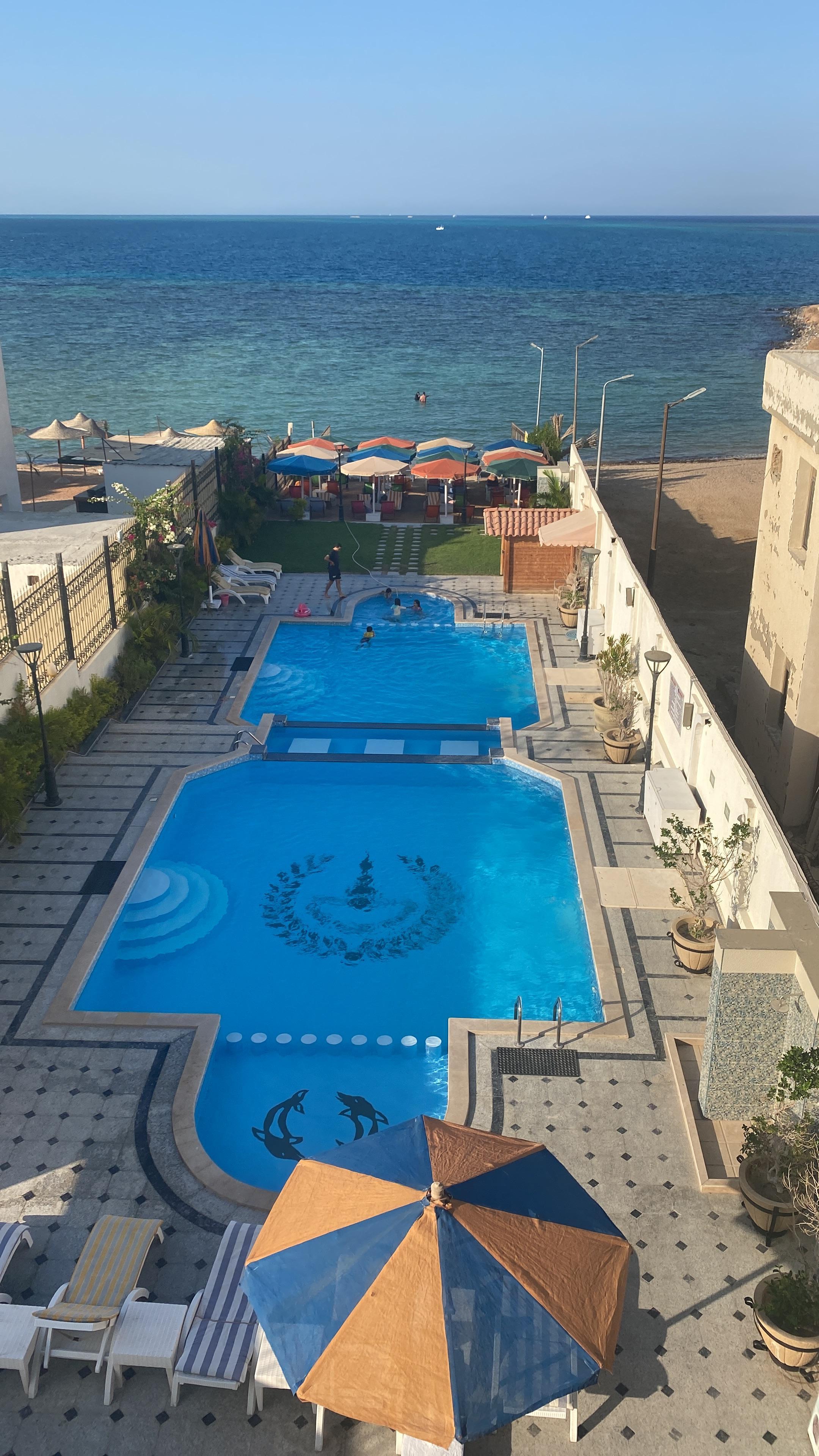 Vista desde la habitación, piscina y playa privada