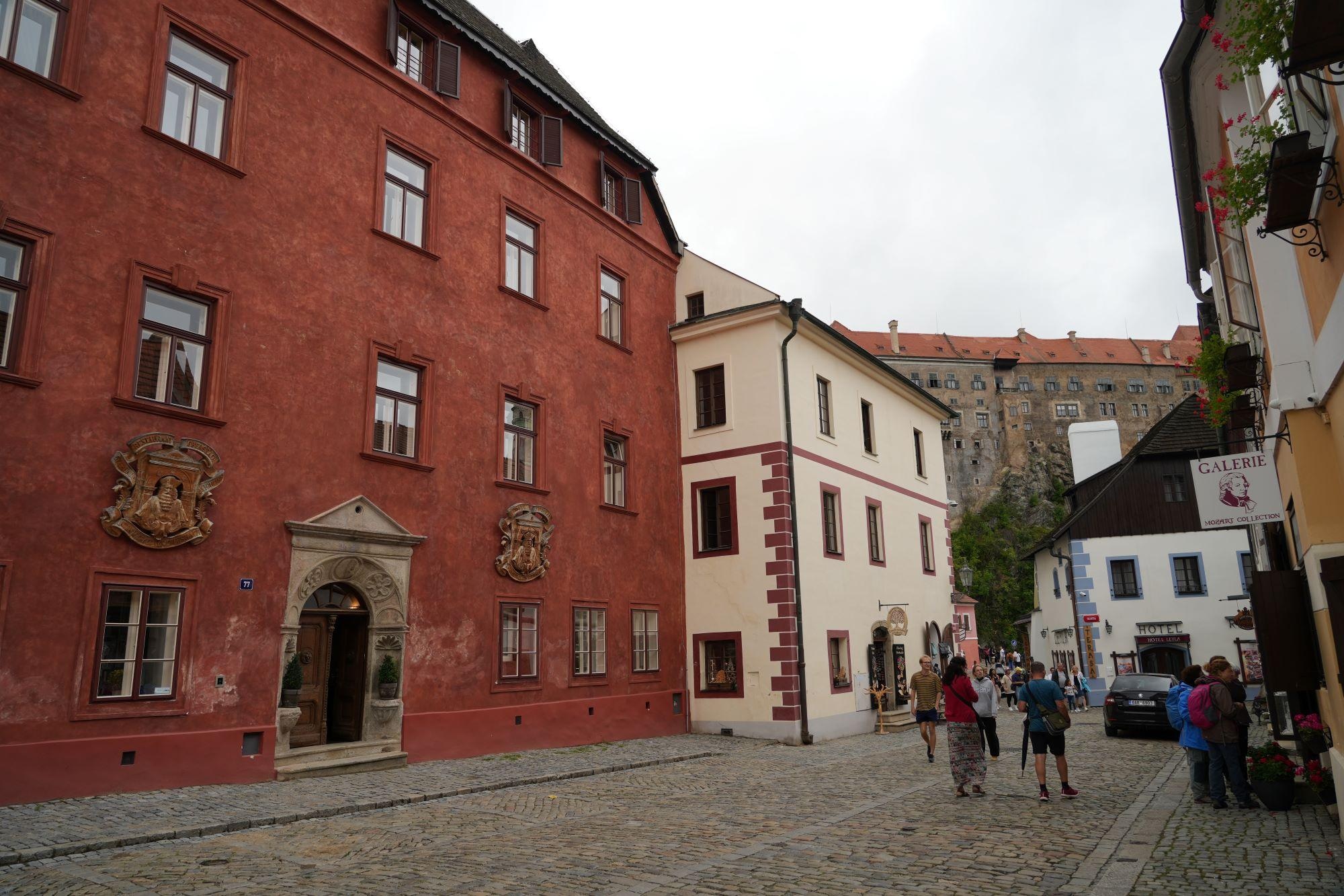 左の赤い建物がホテルです。街の目抜き通りに面しています。