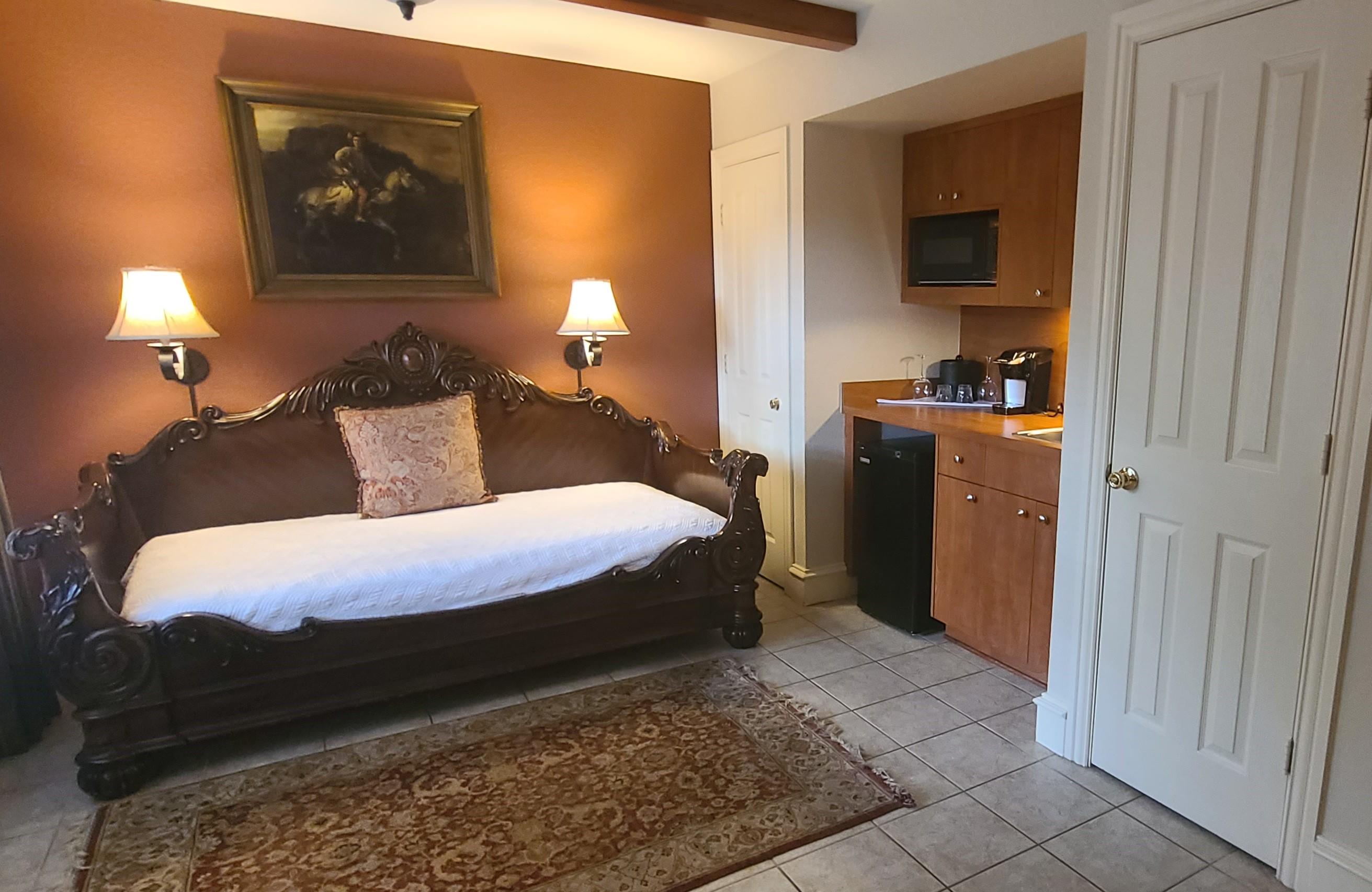 Daybed & Kitchenette - Regency Cottage