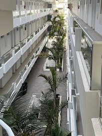 Kuva esittää huoneesta tultaessa käytävälle.