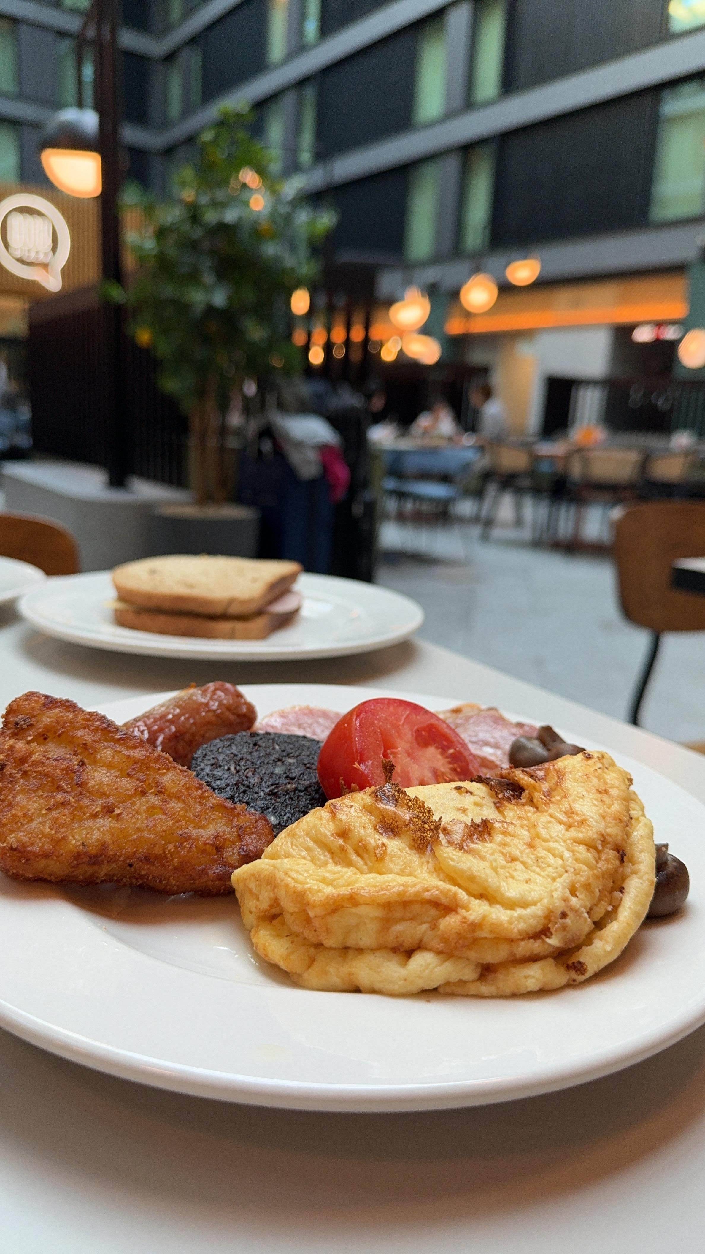 朝食は欲張ると重い。