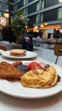 朝食は欲張ると重い。