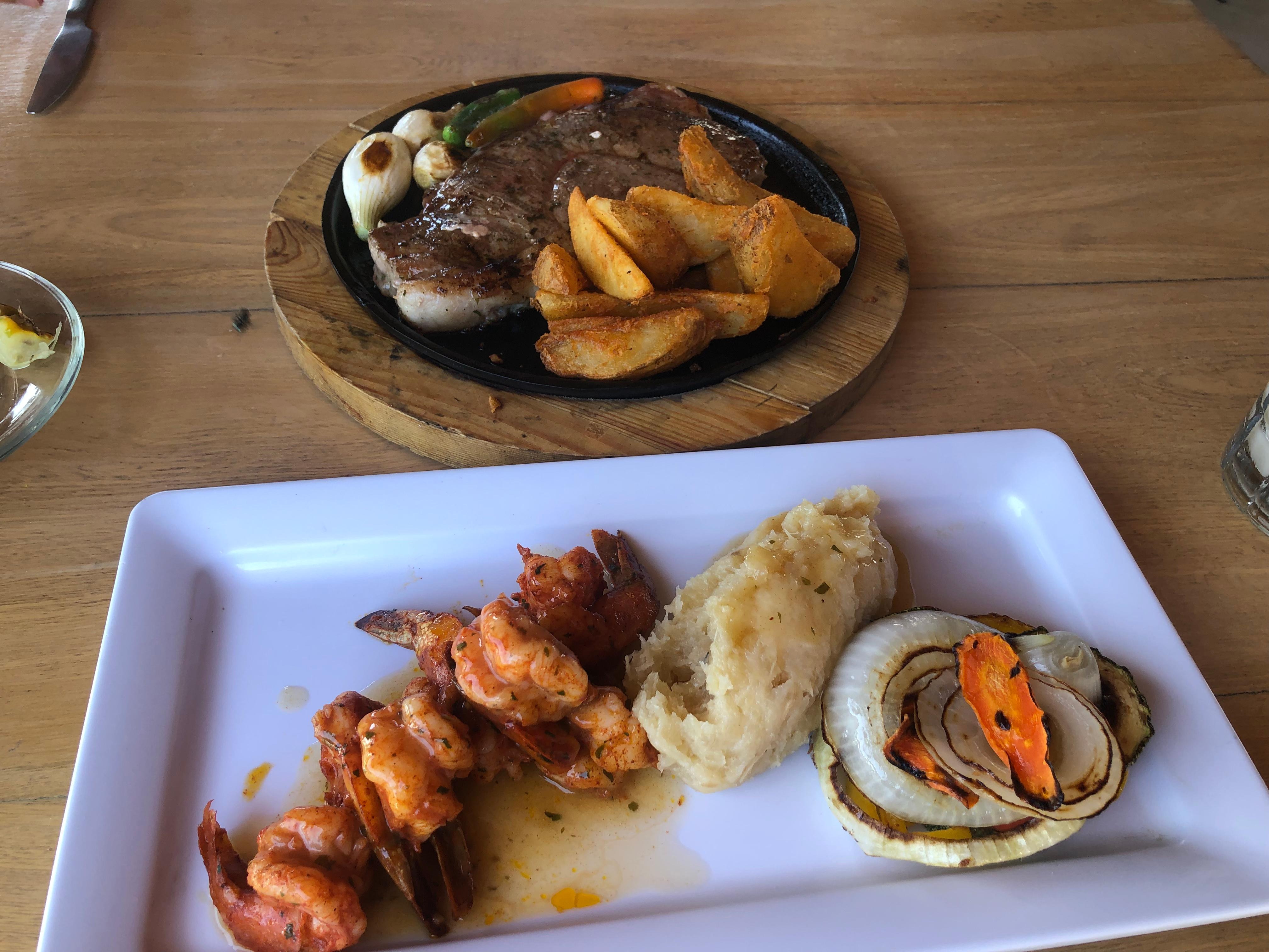 Crevetten vom Grill mit Yuca-Puré und
Angus-Steak mit Papas gajos und Gemüse