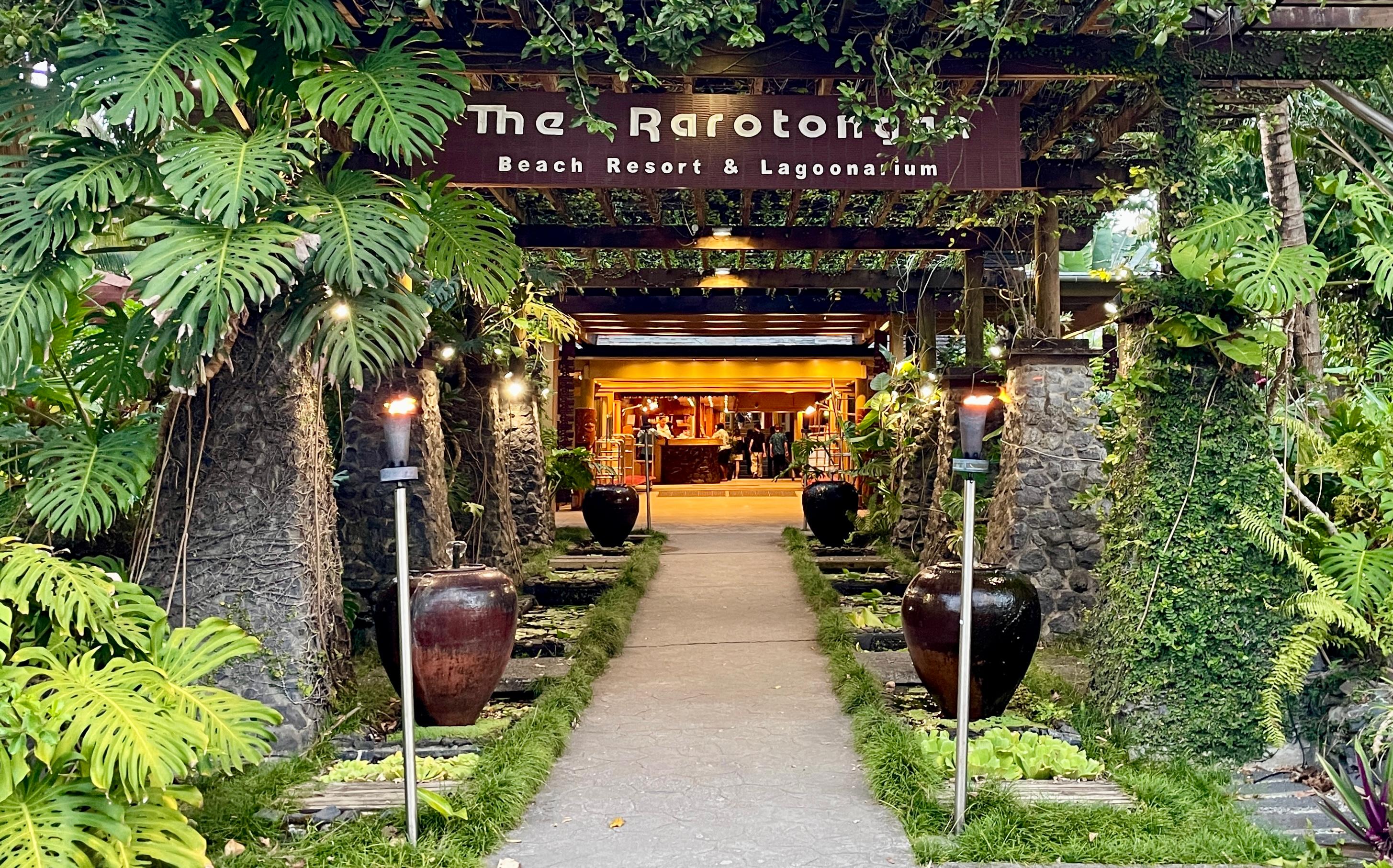 Main entrance via family resort 