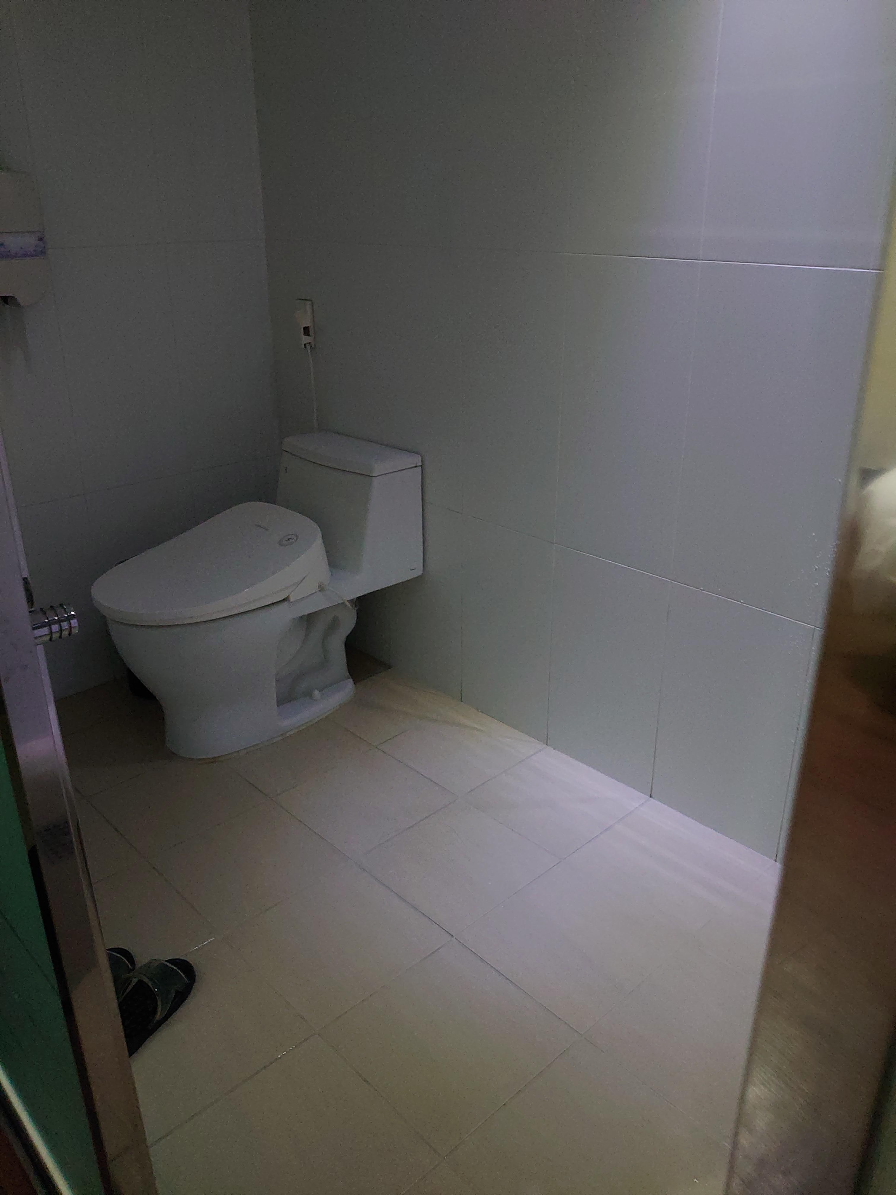 トイレは向かって左側。
