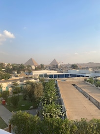 Vista da sacada do quarto para as pirâmides