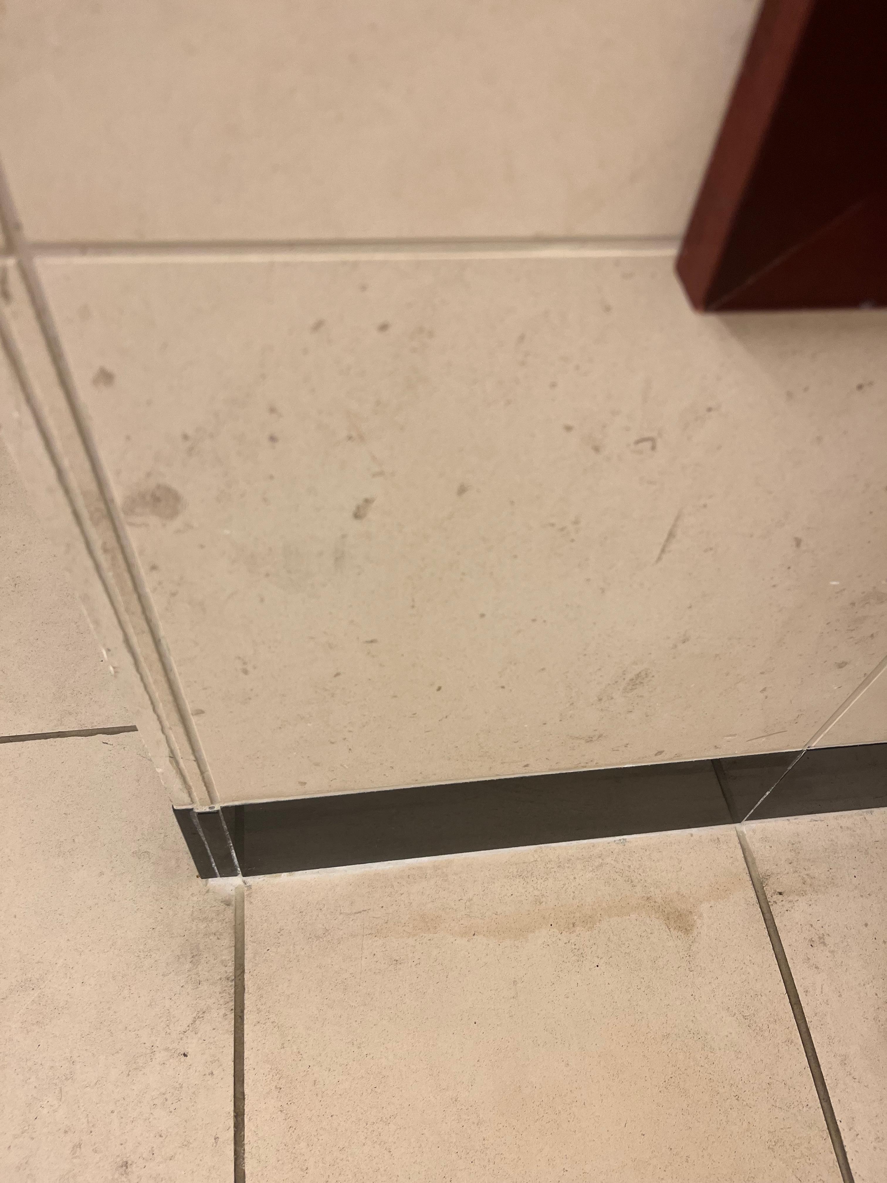 Dirty walls in the bathroom