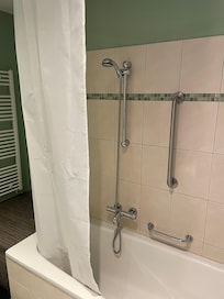 Duschkopf zu niedrig, Vorhang zu kurz