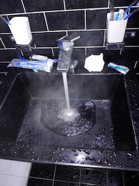 냉수 방향으로 꼭지를 돌리자마자 굉장히 뜨거운 물이 나오니 주의하세요.