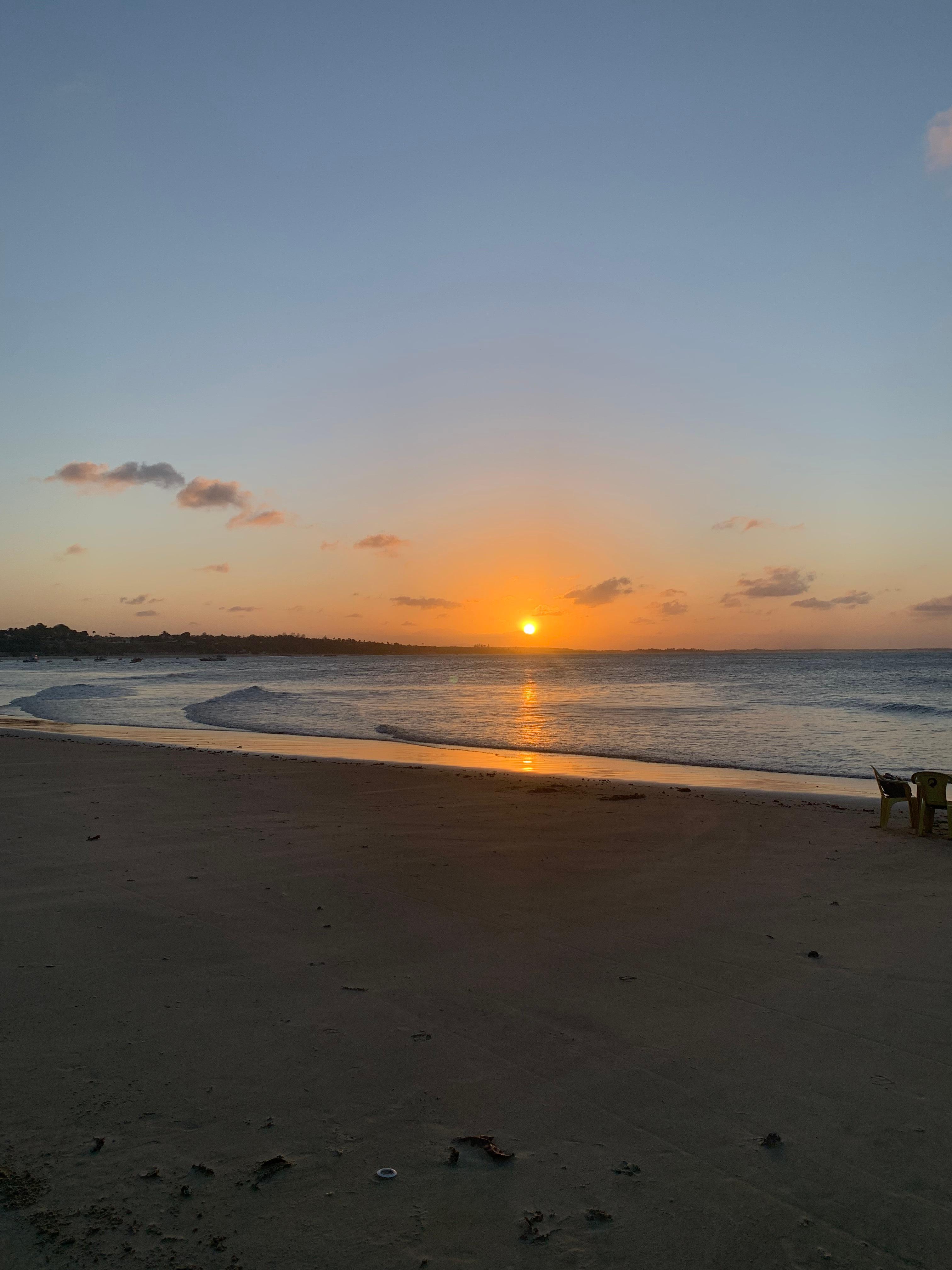 Bem próximo há um pôr do sol lindo