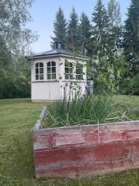 Pihan huvimaja.