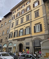 Vista del hotel, desde la calle.