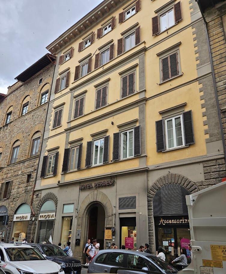 Vista del hotel, desde la calle.
