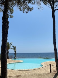 La piscina sul mare