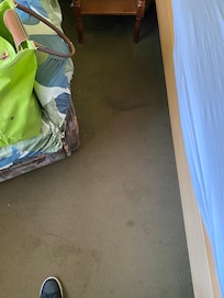 L’odeur allait avec la couleur de la moquette