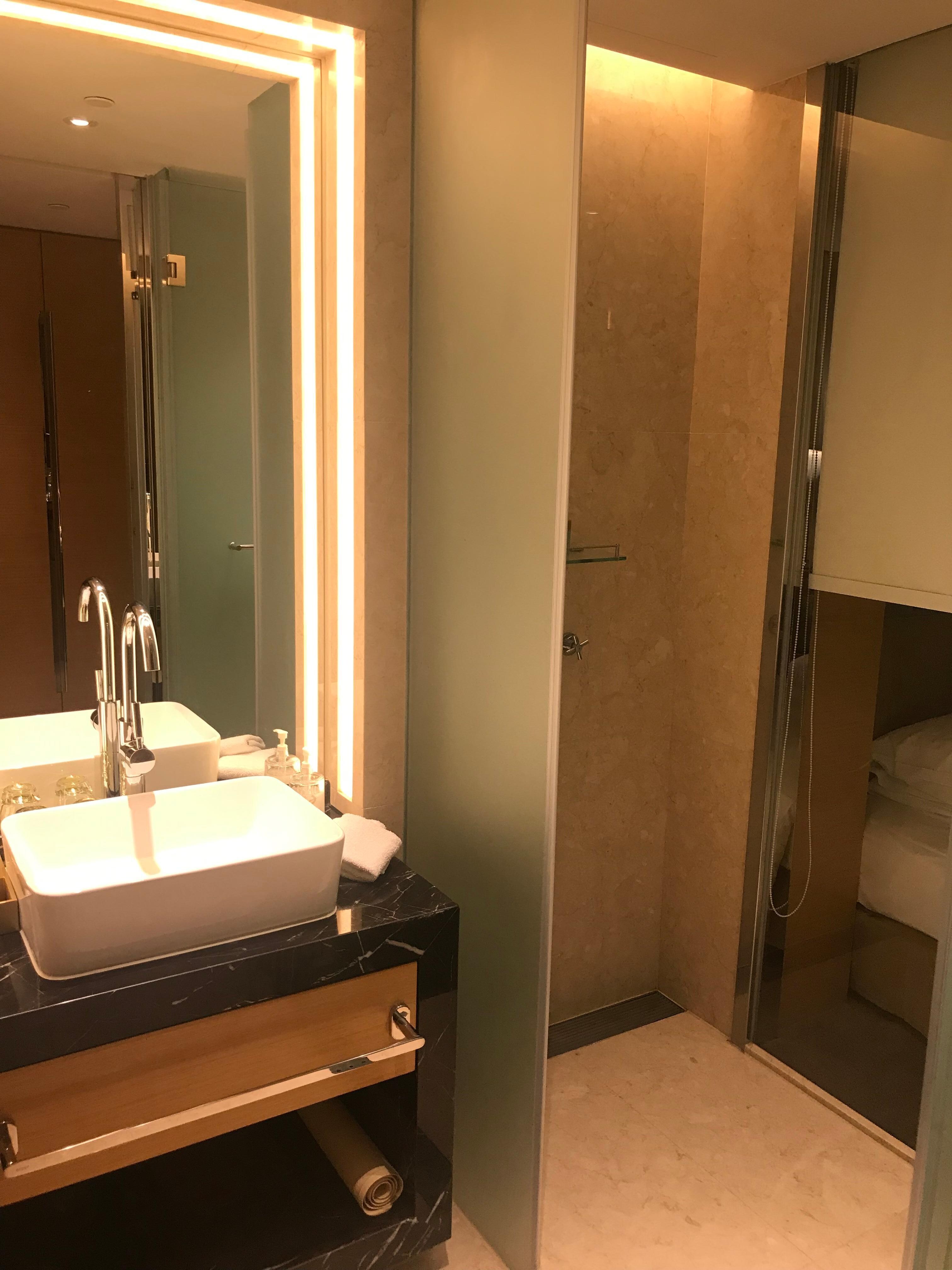 這個廁所窗簾在床邊拉起，如果有小朋友玩窗簾，令人沖涼很不安