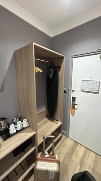 Guarda-roupas (com mesa de passar, ferro e cabides)