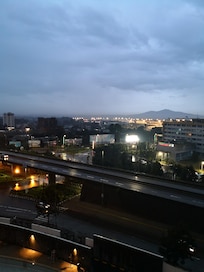 Vista norturna do aeroporto de Addis Abeba desde a varanda do quarto.