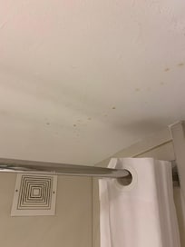 Techo del baño manchado y salpicado.