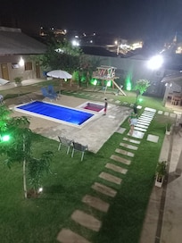 Área externa com piscinas e casa de brincar