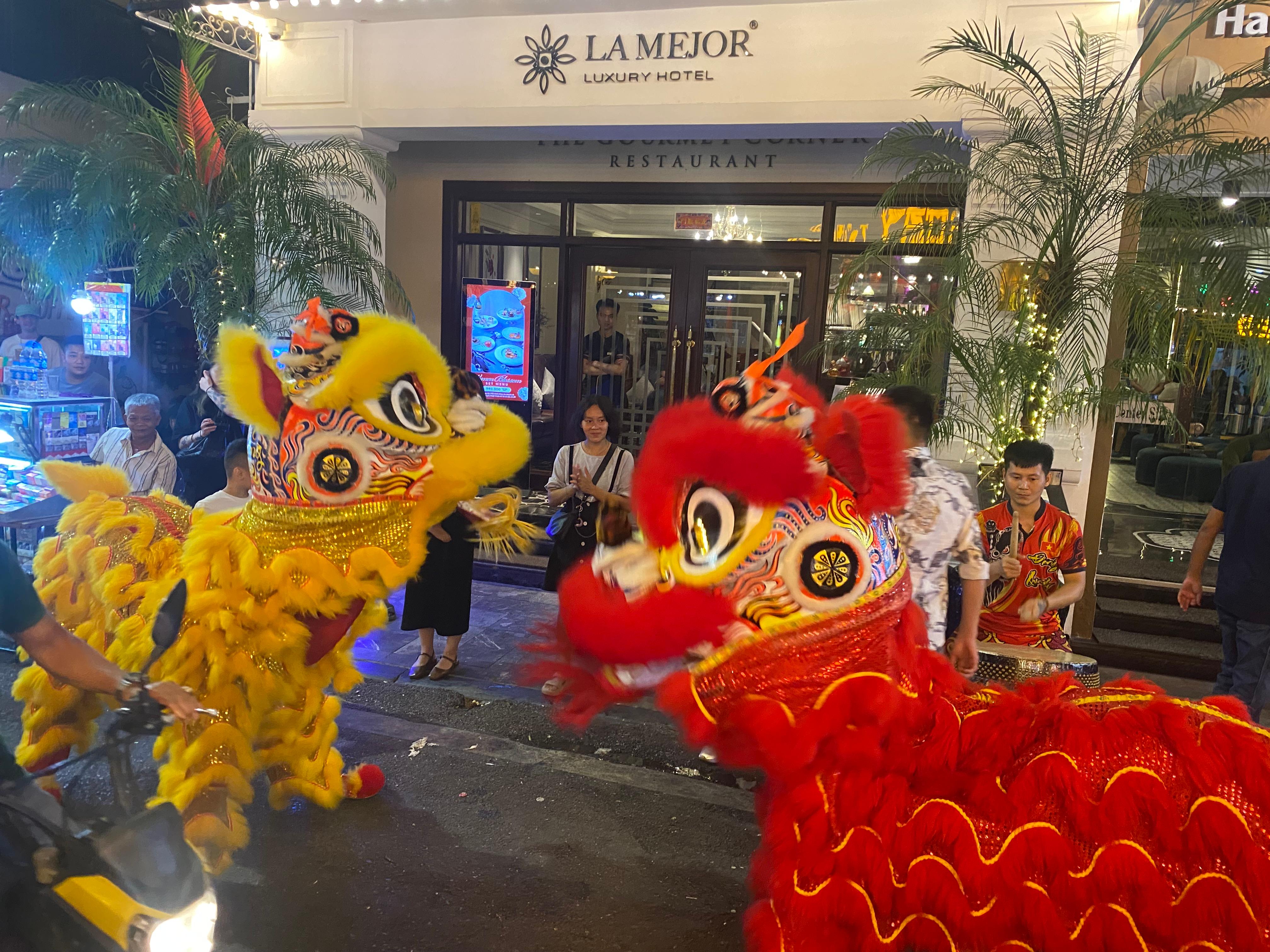 Dragon dance at hotel front 