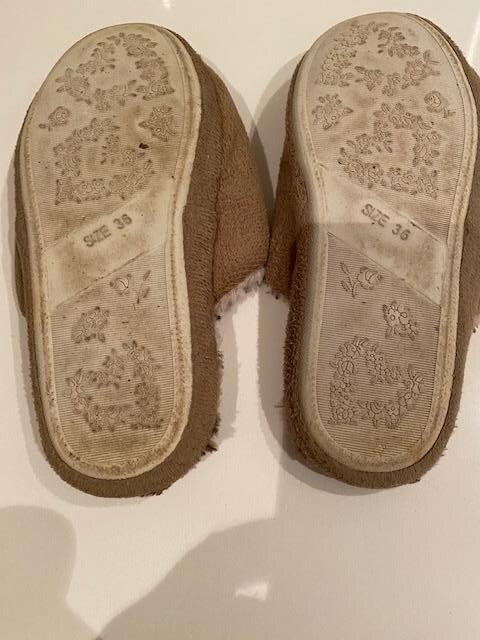 Voici l'état des semelles des pantoufles utilisées entre le lit et la salle d'eau ou les toilettes.