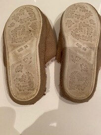 Voici l'état des semelles des pantoufles utilisées entre le lit et la salle d'eau ou les toilettes.