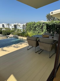 Terrasse mit pool