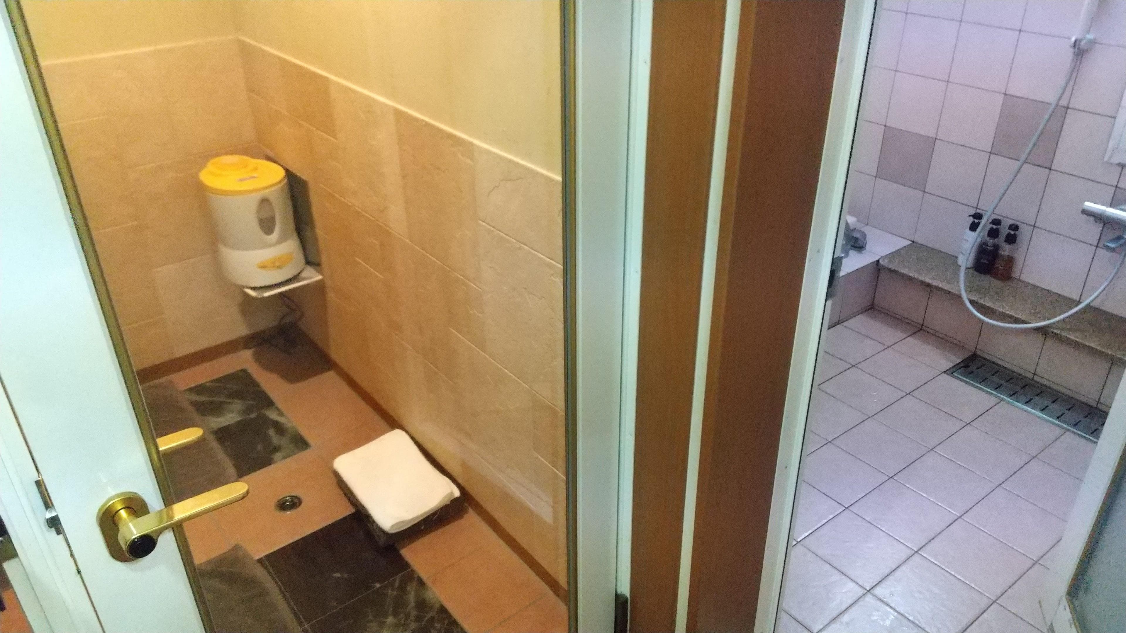 部屋に付いている岩盤浴とお風呂