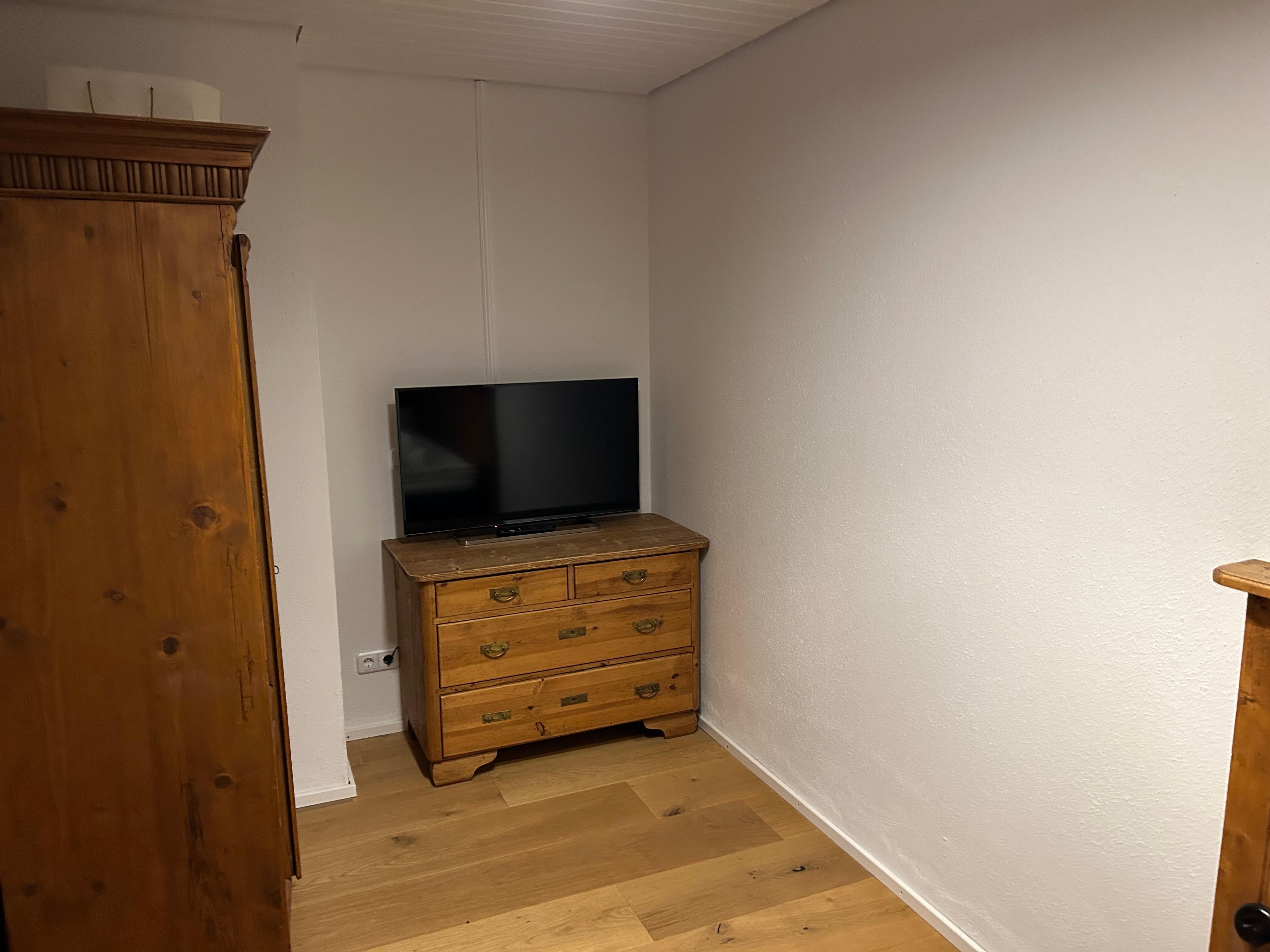 Andere Seite Kinderzimmer mit dem einzigen Schrank für alle