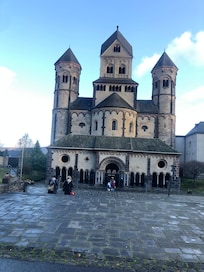 Dies ist die wunderschöne Abtei auf dem Gelände.