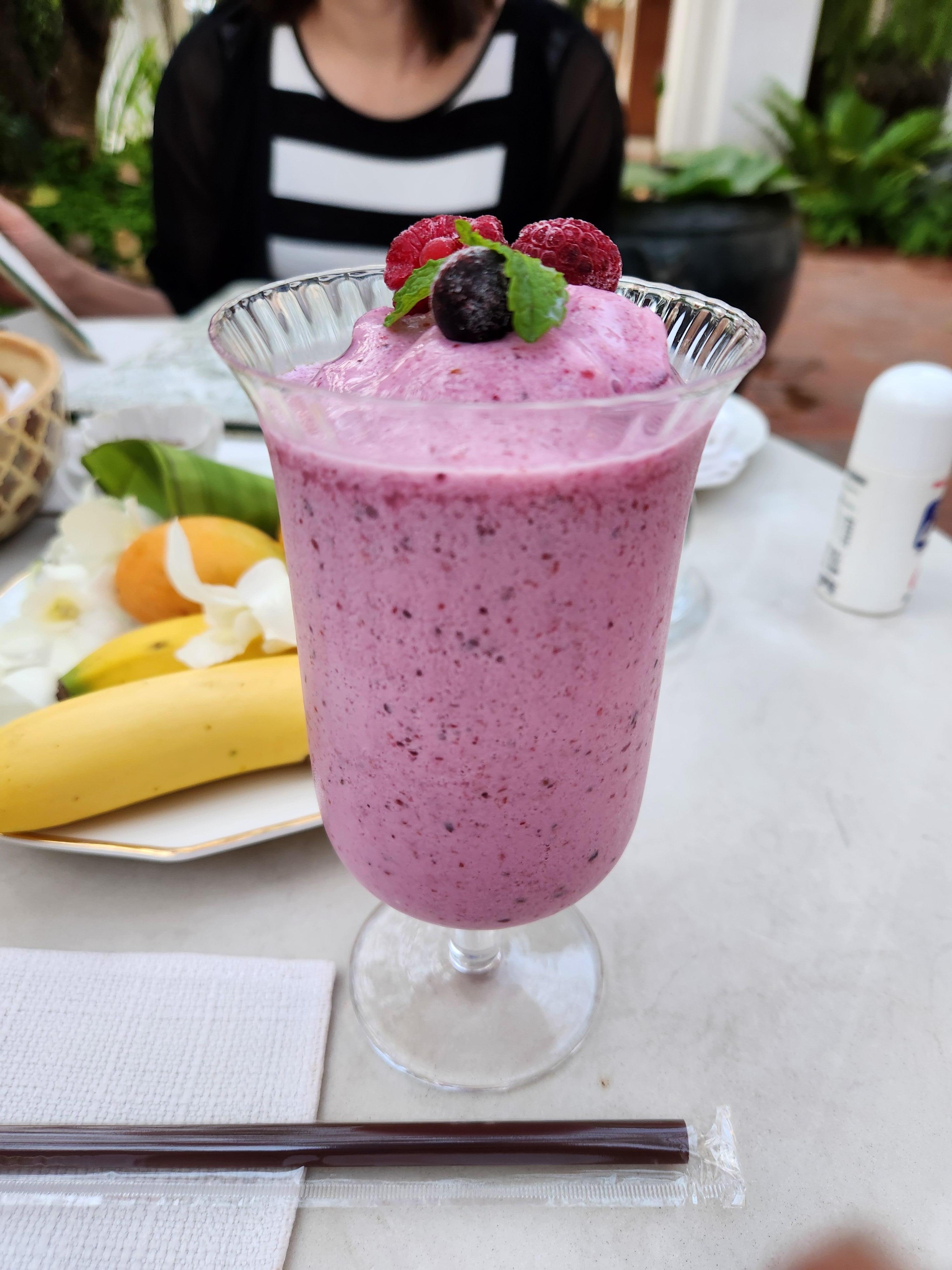 グラスもステキなベリースムージー