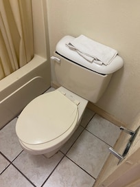 No toilet paper, the tank top doesn’t even go with the toilet so, the inside is exposed🤮