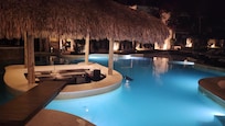 Bar de la piscina. Atiende de 11 AM a 7 PM