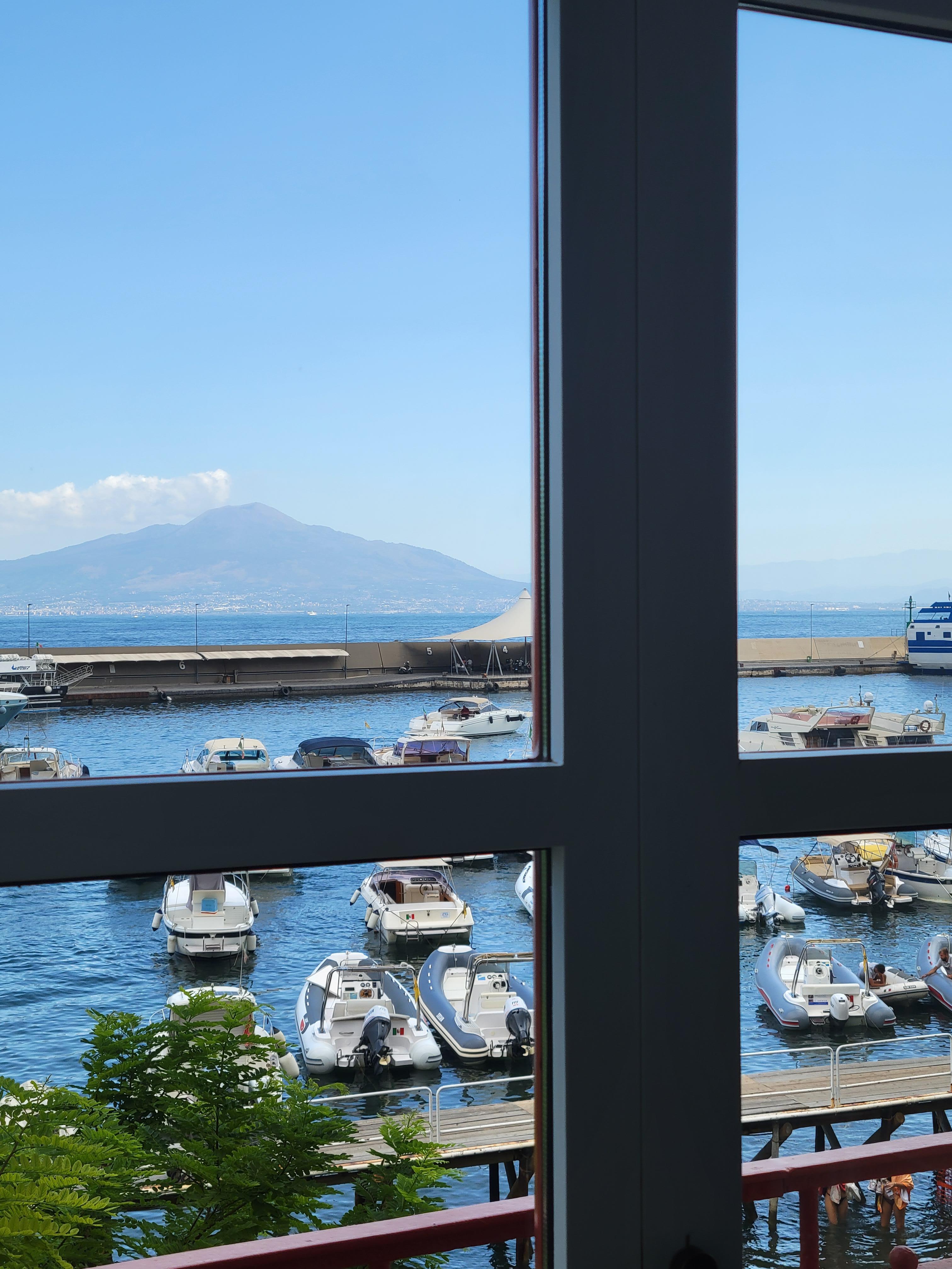 Vue sur la marina et le Vésuve de ma chambre