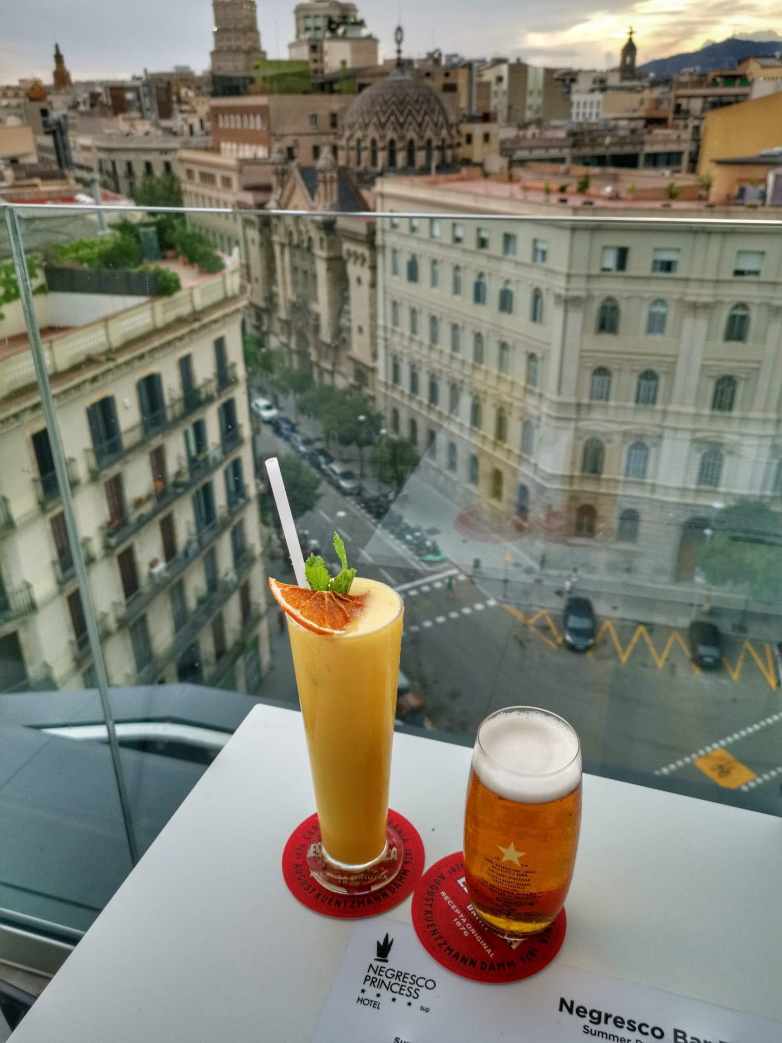 un piacevole drink presso il roof top dell'hotel con vista città