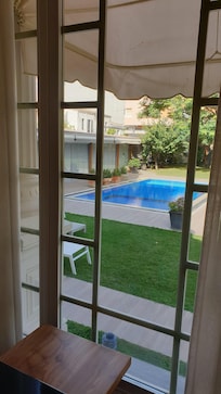 Vista de la zona comĂșn a la piscina