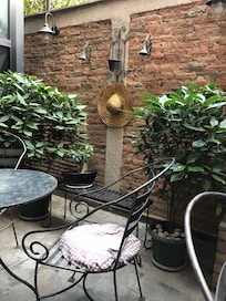 ホテルの中庭。喫煙所。