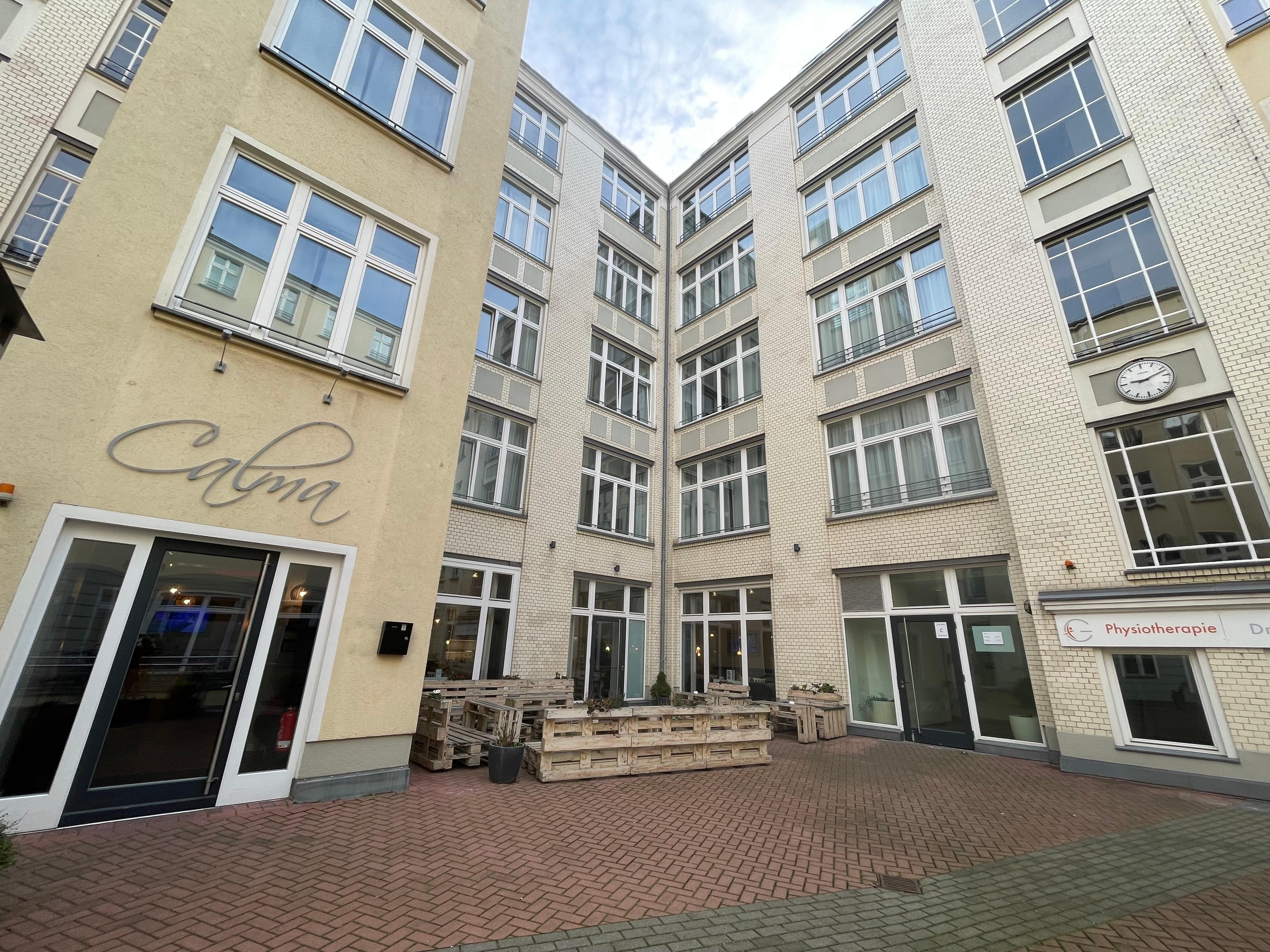 ホテル外観（右側の夜間出入り口の動きが渋い。）