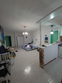 Chambre 1. Elle était un peu moins agréable bien que le wifi marchait très bien. Panagiotis nous a changé de chambre le lendemain, sans que nous lui demandions.