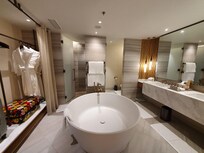 浴室很美,浴缸很大